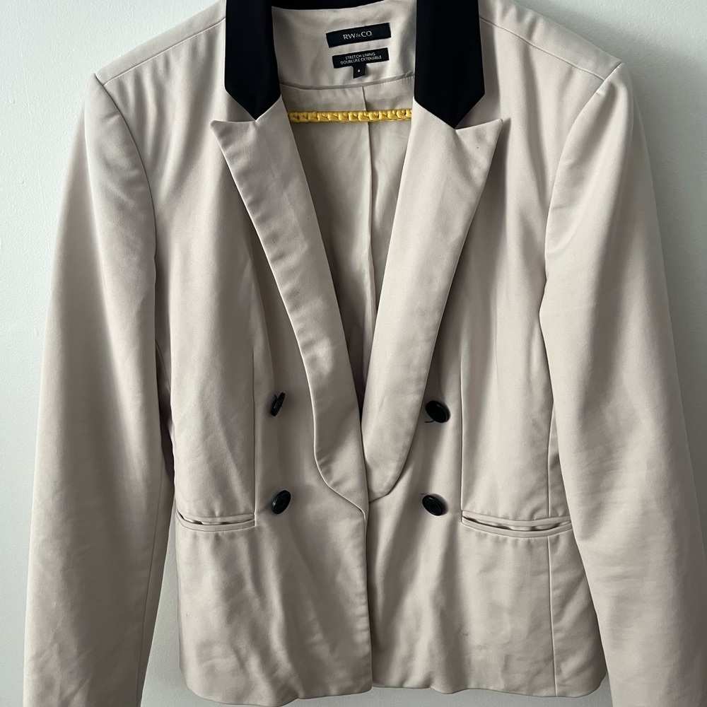 RW & Co Women’s Beige Blazer with Black Accents - Picture 5 of 5